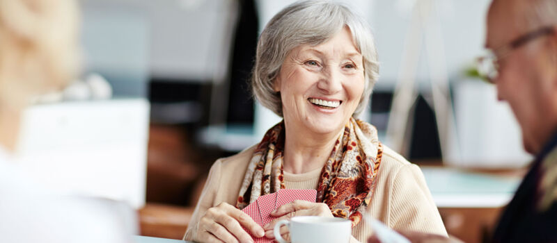 ElisabethenPark_Frau_Kaffe_Lachen_web